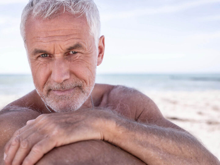 Outdoor Portrait älterer Mann am Strand